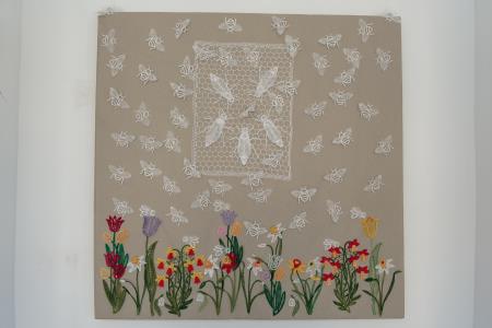 Čebele v klekljani podobi